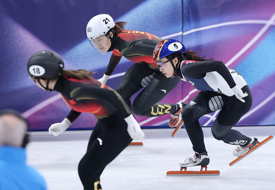 틈 발견 후 질주하는 최민정