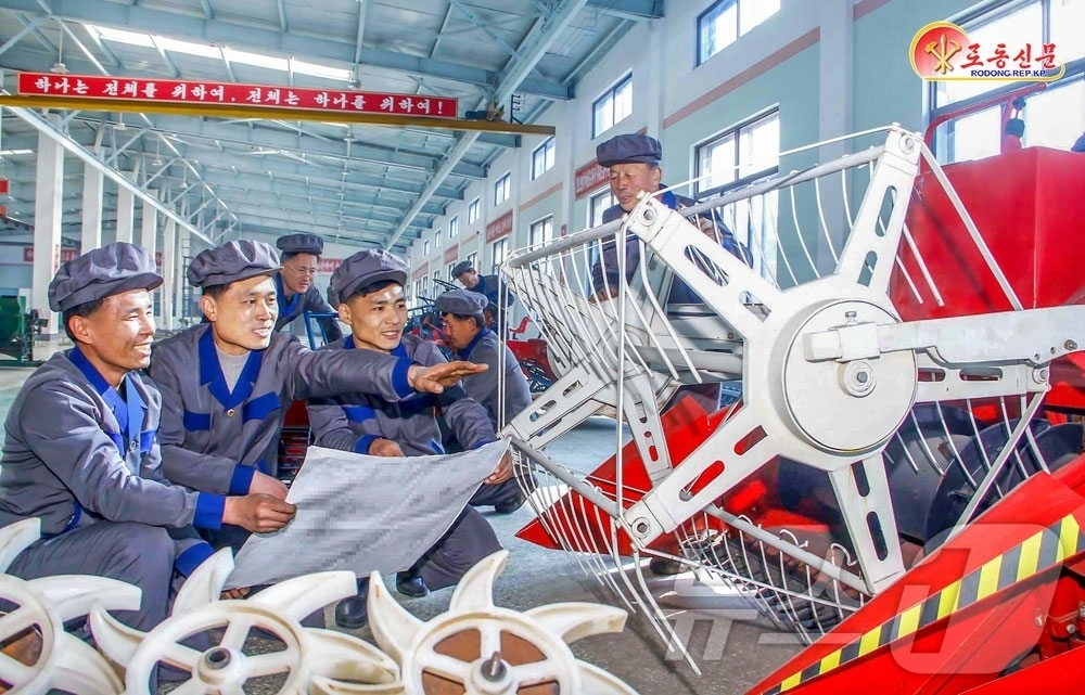 (평양 노동신문=뉴스1) = 북한 노동당 기관지 노동신문은 15일 “황해남도에서 뜨락또르(트랙터)를 비롯한 농기계수리정비성과를 확대해나가고 있다”며 해주 농기계공장을 조명했다. [ …