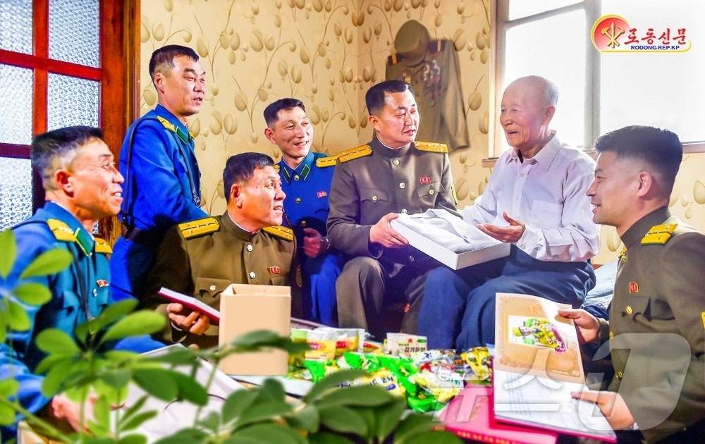 (평양 노동신문=뉴스1) = 북한 노동당 기관지 노동신문은 15일 “친혈육의 정을 안고 전쟁노병의 생활을 따뜻이 돌봐주고 있다”며 청진시 안전부를 조명했다. [국내에서만 사용가능. …