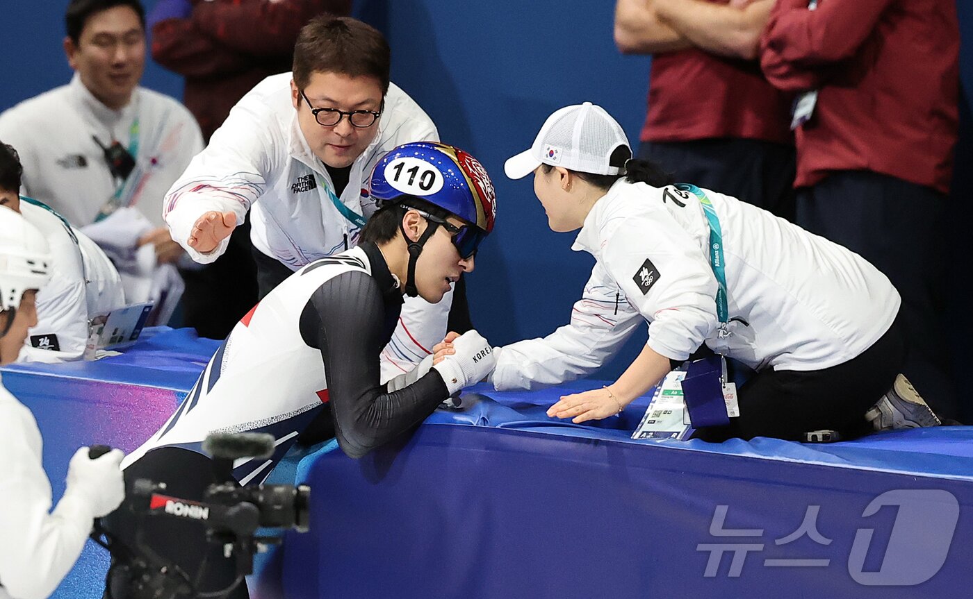 본문 이미지 - 쇼트트랙 황대헌이 14일(현지시간) 이탈리아 밀라노 아이스스케이팅 아레나에서 열린 2026 밀라노·코르티나담페초 동계올림픽 쇼트트랙 남자 1500m 결승에서 은메달을 확보한 후 코칭스테프와 기쁨을 나누고 있다. 2026.2.15 ⓒ 뉴스1 김진환 기자