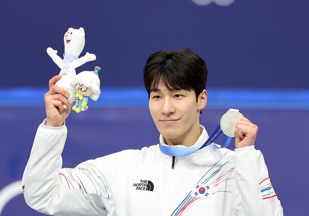 쇼트트랙 황대헌, 1500m 銀…빙속 김준호, 메달 꿈 무산(종합)[올림픽]
