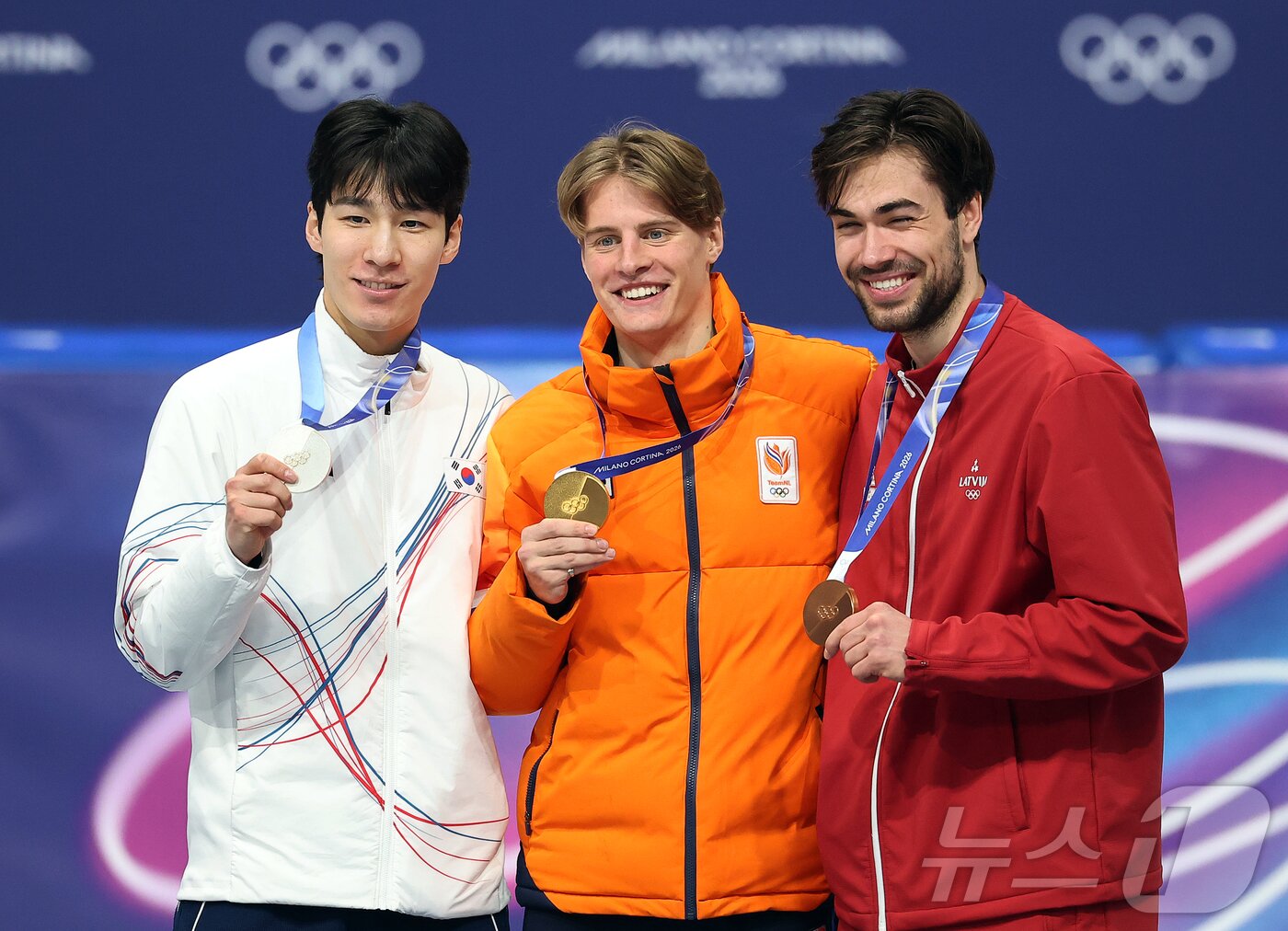 본문 이미지 - 2026 밀라노·코르티나담페초 동계올림픽 쇼트트랙 남자 1500m에서 은메달을 획득한 황대헌이 14일(현지시간) 이탈리아 밀라노 아이스스케이팅 아레나에서 열린 시상식에서 금메달을 획득한 옌스 판트 바우트, 동메달의 로베르츠 크루즈베르크스(오른쪽)과 기념 촬영을 하고 있다. 2026.2.15 ⓒ 뉴스1 김진환 기자