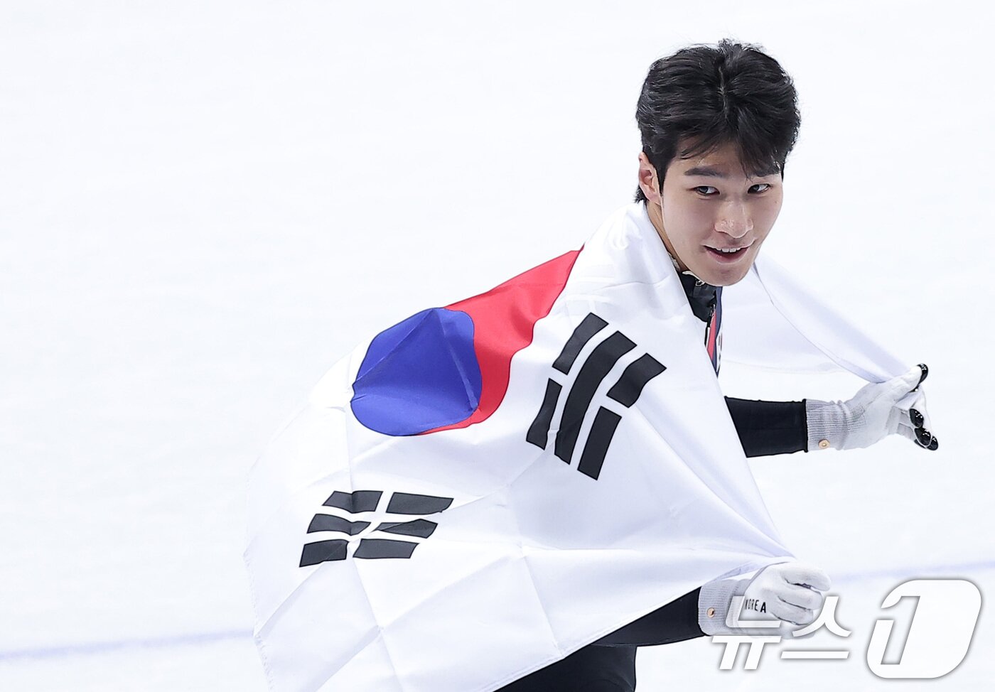 본문 이미지 - 쇼트트랙 황대헌이 14일(현지시간) 이탈리아 밀라노 아이스스케이팅 아레나에서 열린 2026 밀라노·코르티나담페초 동계올림픽 쇼트트랙 남자 1500m 결승에서 은메달을 확보한 후 태극기를 두르고 기뻐하고 있다. 2026.2.15 ⓒ 뉴스1 김성진 기자