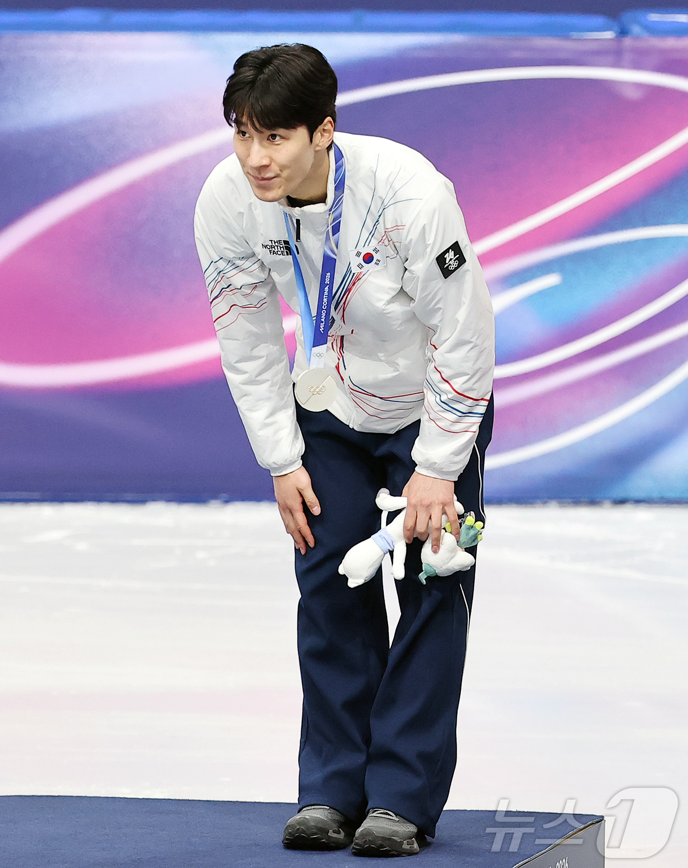(밀라노=뉴스1) 김진환 기자 = 2026 밀라노·코르티나담페초 동계올림픽 쇼트트랙 남자 1500m에서 은메달을 획득한 황대헌이 14일(현지시간) 이탈리아 밀라노 아이스스케이팅 아 …