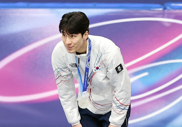 응원 온 팬들에게 고개 숙여 인사하는 황대헌