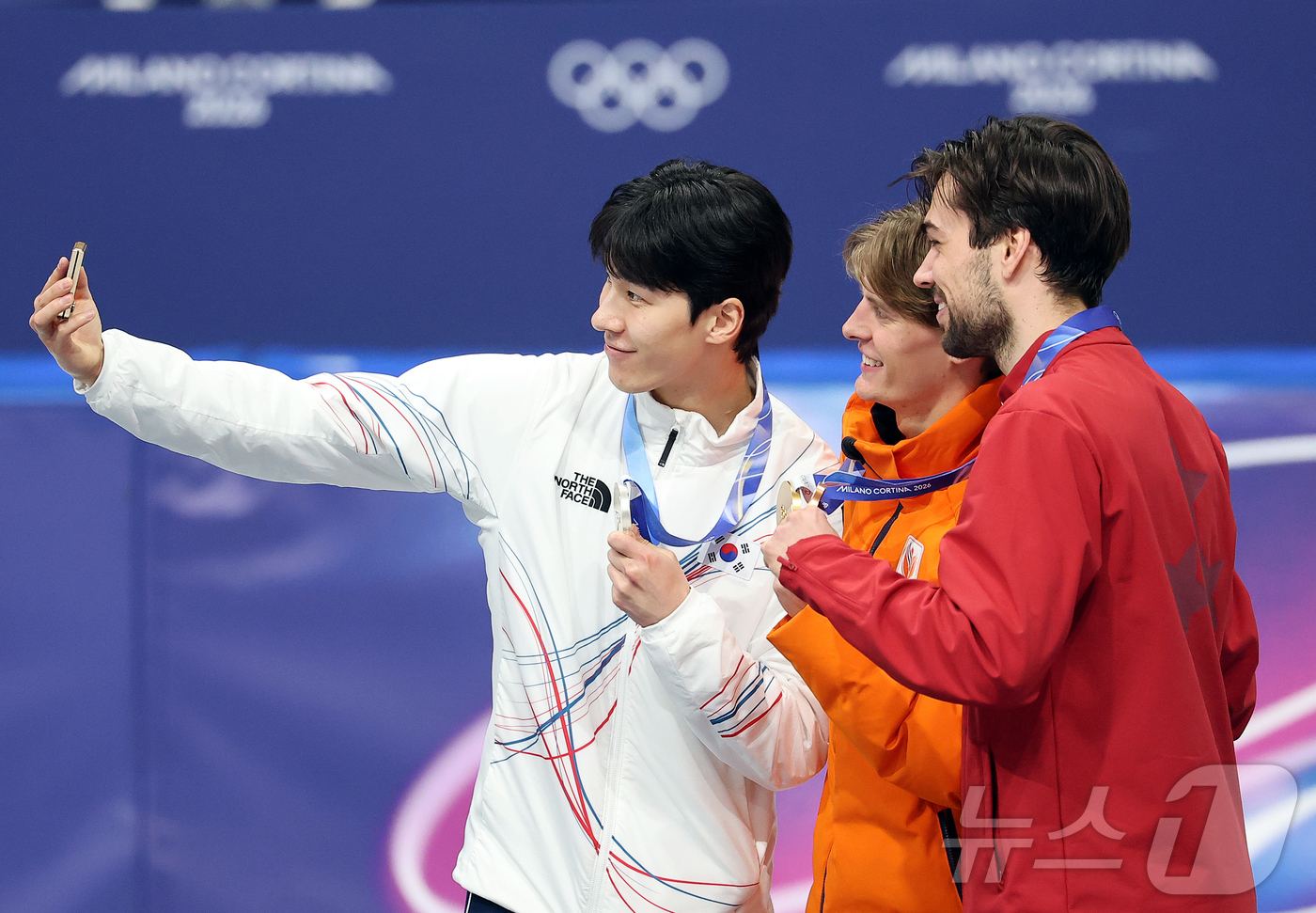 (밀라노=뉴스1) 김진환 기자 = 2026 밀라노·코르티나담페초 동계올림픽 쇼트트랙 남자 1500m에서 은메달을 획득한 황대헌이 14일(현지시간) 이탈리아 밀라노 아이스스케이팅 아 …