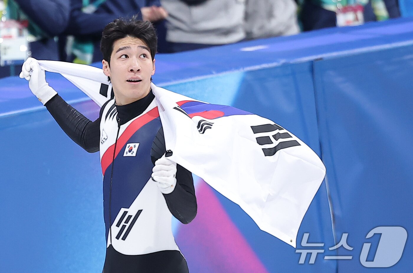 본문 이미지 - 쇼트트랙 황대헌이 14일(현지시간) 이탈리아 밀라노 아이스스케이팅 아레나에서 열린 2026 밀라노·코르티나담페초 동계올림픽 쇼트트랙 남자 1500m 결승에서 은메달을 확보한 후 태극기를 두르고 기뻐하고 있다. 2026.2.15 ⓒ 뉴스1 김성진 기자