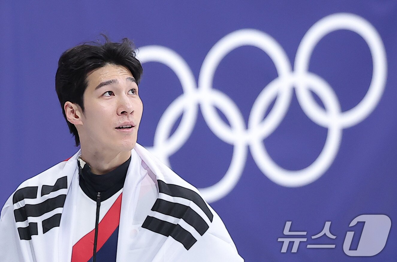 본문 이미지 - 쇼트트랙 황대헌이 14일(현지시간) 이탈리아 밀라노 아이스스케이팅 아레나에서 열린 2026 밀라노·코르티나담페초 동계올림픽 쇼트트랙 남자 1500m 결승에서 은메달을 확보한 후 태극기를 두르고 기뻐하고 있다. 2026.2.15 ⓒ 뉴스1 김성진 기자
