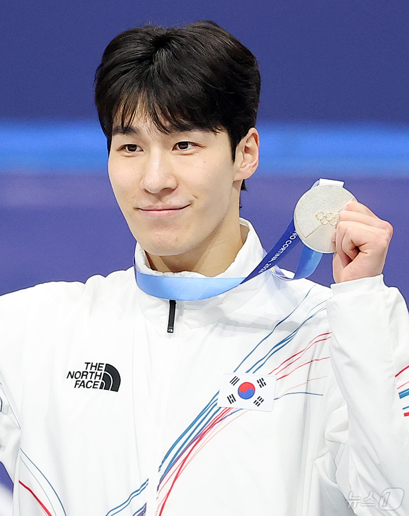 (밀라노=뉴스1) 김진환 기자 = 2026 밀라노·코르티나담페초 동계올림픽 쇼트트랙 남자 1500m에서 은메달을 획득한 황대헌이 14일(현지시간) 이탈리아 밀라노 아이스스케이팅 아 …