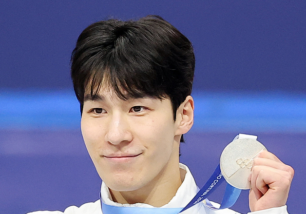 황대헌, 쇼트트랙 대표팀에 첫 메달 선사