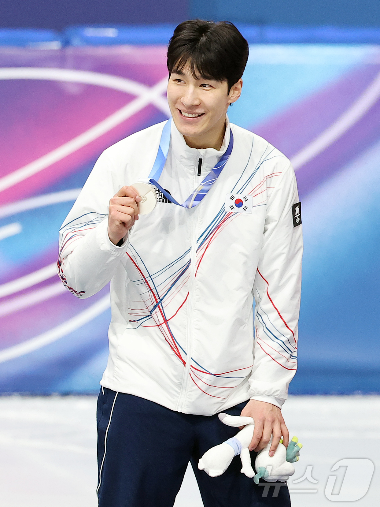 (밀라노=뉴스1) 김진환 기자 = 2026 밀라노·코르티나담페초 동계올림픽 쇼트트랙 남자 1500m에서 은메달을 획득한 황대헌이 14일(현지시간) 이탈리아 밀라노 아이스스케이팅 아 …