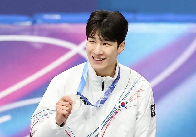 은메달 들고 미소 짓는 황대헌