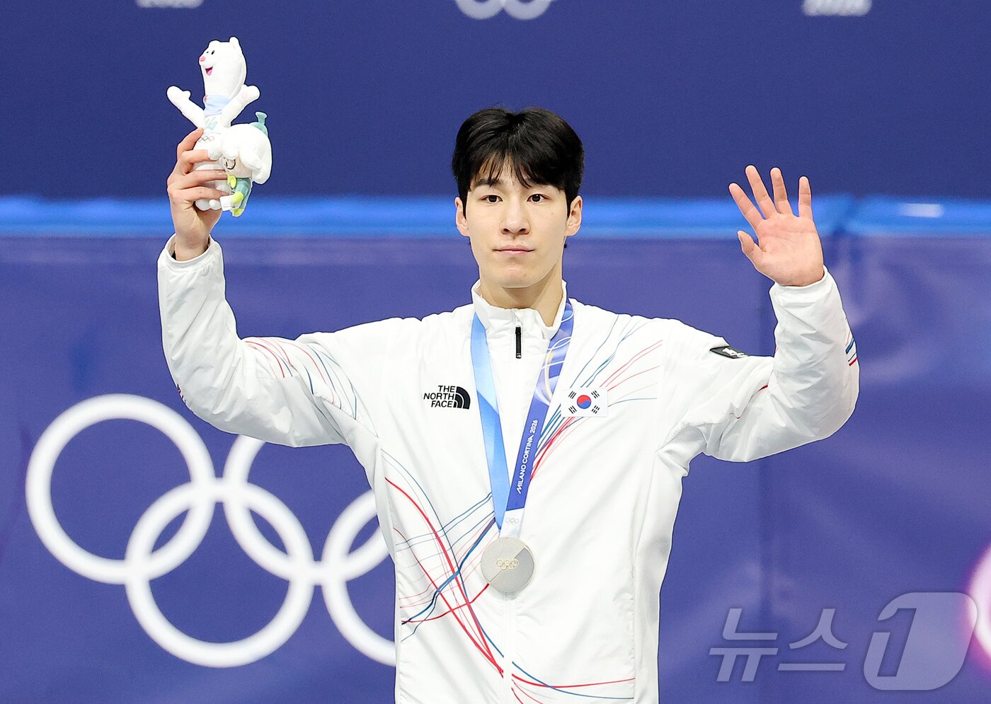 본문 이미지 - 2026 밀라노·코르티나담페초 동계올림픽 쇼트트랙 남자 1500m에서 은메달을 획득한 황대헌이 14일(현지시간) 이탈리아 밀라노 아이스스케이팅 아레나에서 열린 시상식에서 손을 흔들며 인사하고 있다. 2026.2.15 ⓒ 뉴스1 김진환 기자