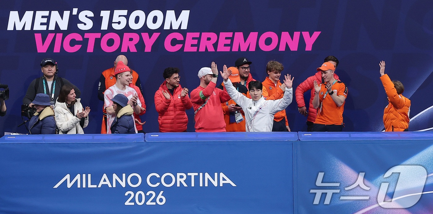 (밀라노=뉴스1) 김성진 기자 = 쇼트트랙 남자 1500m에서 은메달을 확보한 황대헌이 14일(현지시간) 이탈리아 밀라노 아이스스케이팅 아레나에서 열린 2026 밀라노·코르티나담페 …