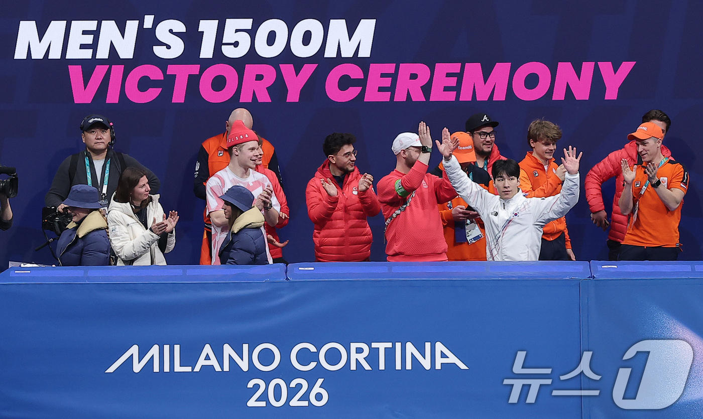 (밀라노=뉴스1) 김성진 기자 = 쇼트트랙 남자 1500m에서 은메달을 확보한 황대헌이 14일(현지시간) 이탈리아 밀라노 아이스스케이팅 아레나에서 열린 2026 밀라노·코르티나담페 …