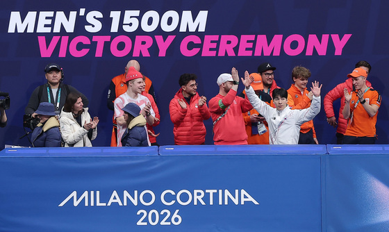 시상대 향하는 황대헌, 쇼트트랙 남자 1500m 은메달