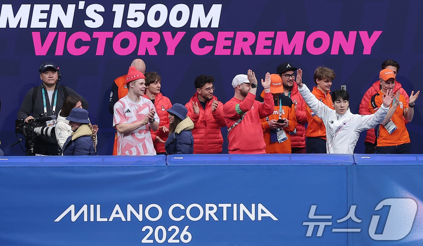 본문 이미지 - 쇼트트랙 남자 1500m에서 은메달을 확보한 황대헌이 14일(현지시간) 이탈리아 밀라노 아이스스케이팅 아레나에서 열린 2026 밀라노·코르티나담페초 동계올림픽 쇼트트랙 남자 1500m 시상식에서 시상대로 향하고 있다. 2026.2.15 ⓒ 뉴스1 김성진 기자