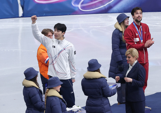 시상대 오른 황대헌, 주먹 불끈