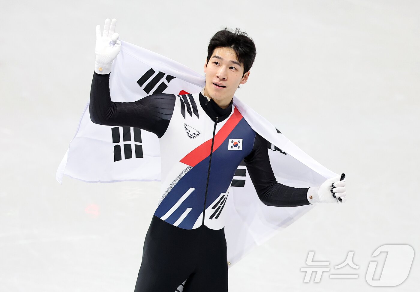 본문 이미지 - 쇼트트랙 황대헌이 14일(현지시간) 이탈리아 밀라노 아이스스케이팅 아레나에서 열린 2026 밀라노·코르티나담페초 동계올림픽 쇼트트랙 남자 1500m 결승에서 은메달을 확보한 후 태극기를 두르며 기뻐하고 있다. 2026.2.15 ⓒ 뉴스1 김진환 기자