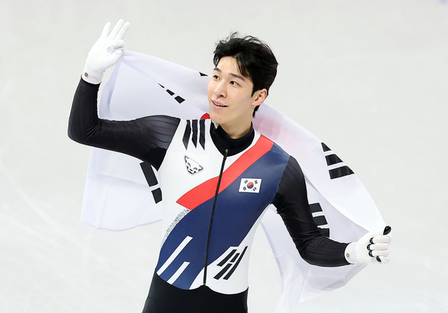 연쇄 충돌 후 황대헌 銀…전략·행운으로 빚은 값진 결과[올림픽]