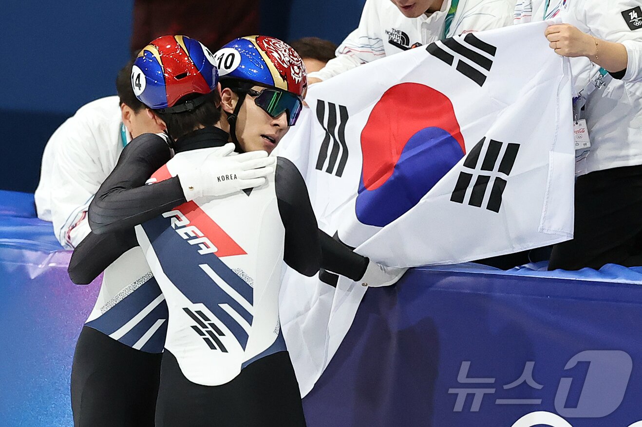 본문 이미지 - 쇼트트랙 황대헌이 14일(현지시간) 이탈리아 밀라노 아이스스케이팅 아레나에서 열린 2026 밀라노·코르티나담페초 동계올림픽 쇼트트랙 남자 1500m 결승에서 은메달을 확보한 후 4위를 기록한 신동민과 포옹을 하고 있다. 2026.2.15 ⓒ 뉴스1 김진환 기자