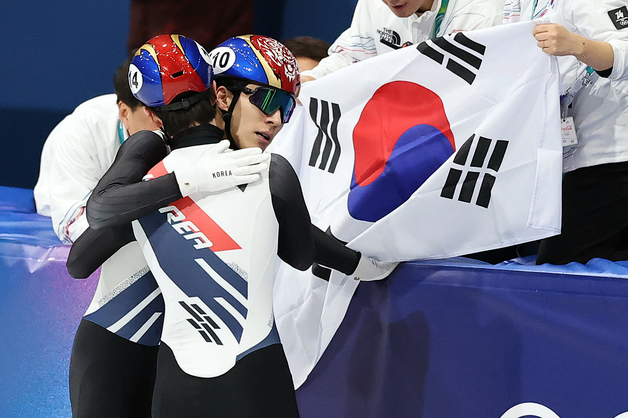 신동민과 기쁨 나누는 황대헌