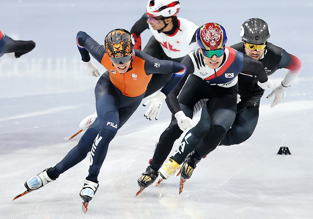 황대헌, 이를 악물었지만