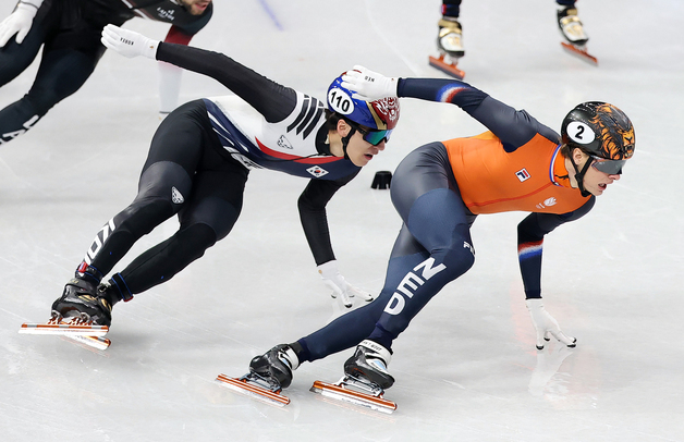 황대헌, 1위를 향해