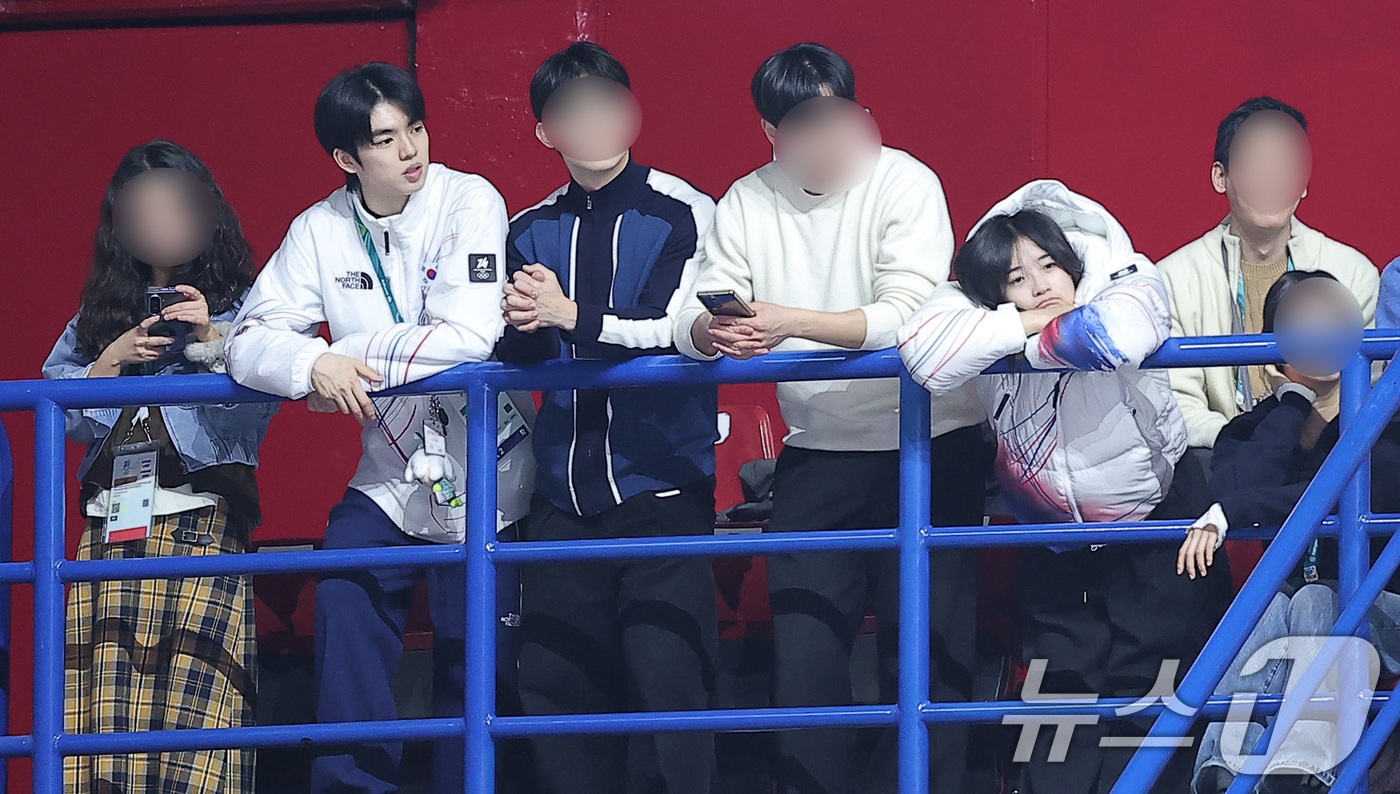 (밀라노=뉴스1) 김성진 기자 = 피겨 차준환과 스노보드 하프파이프 최가온이 14일(현지시간) 이탈리아 밀라노 아이스스케이팅 아레나에서 열린 2026 밀라노·코르티나담페초 동계올림 …