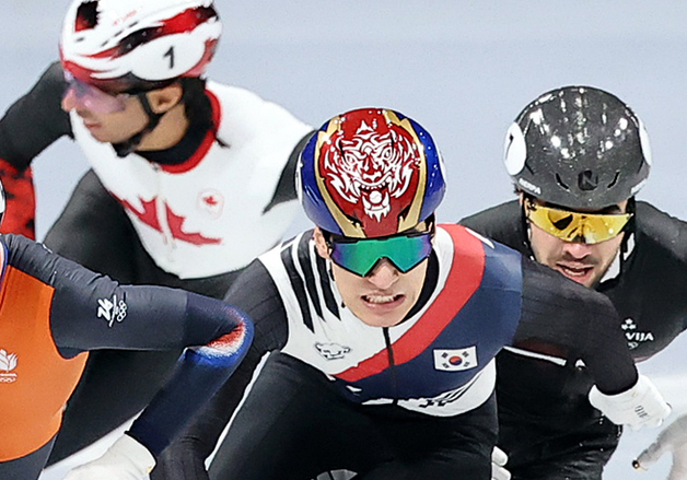 황대헌, 이를 악물었지만