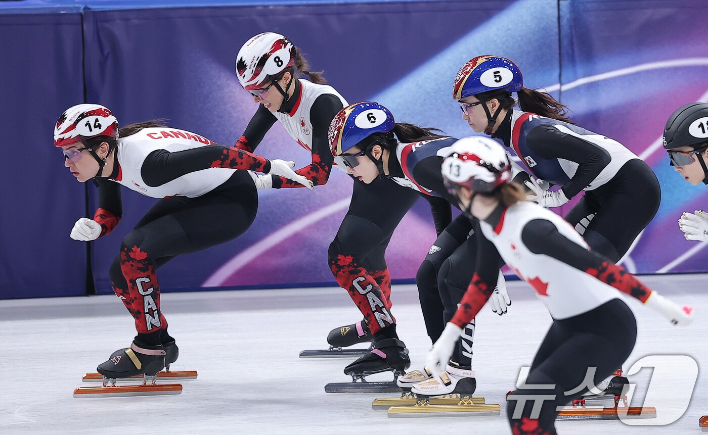 본문 이미지 - 쇼트트랙 최민정이 14일(현지시간) 이탈리아 밀라노 아이스스케이팅 아레나에서 열린 2026 밀라노·코르티나담페초 동계올림픽 쇼트트랙 여자 3000m 계주 준결승에서 김길리와 교대하고 있다. 2026.2.15 ⓒ 뉴스1 김성진 기자