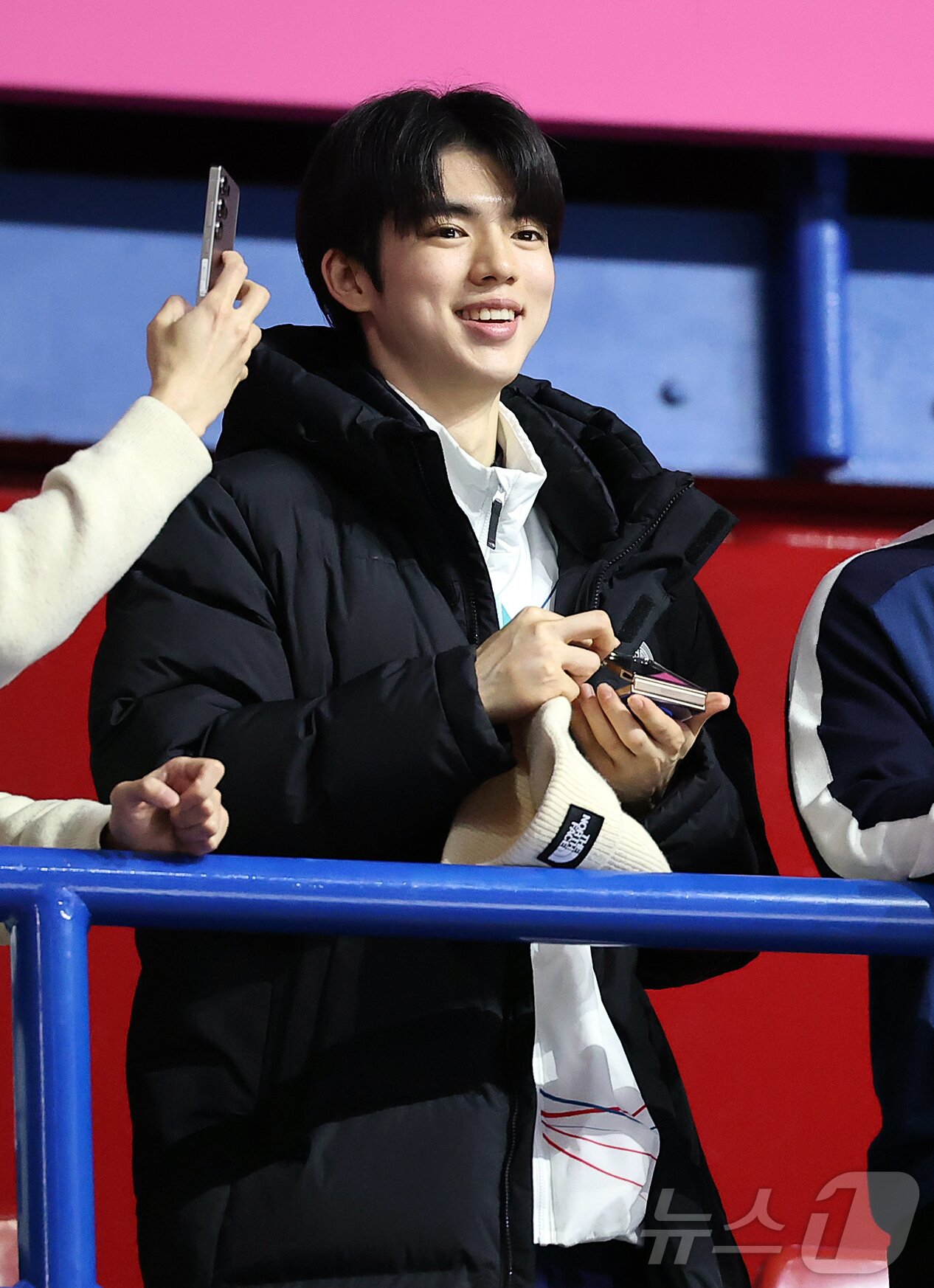 본문 이미지 - 피겨 차준환이 14일(현지시간) 이탈리아 밀라노 아이스 스케이팅 아레나에서 열린 2026 밀라노·코르티나담페초 동계올림픽 쇼트트랙 남자 1500m 결승전을 관전하며 미소를 짓고 있다. 2026.2.15 ⓒ 뉴스1 김진환 기자