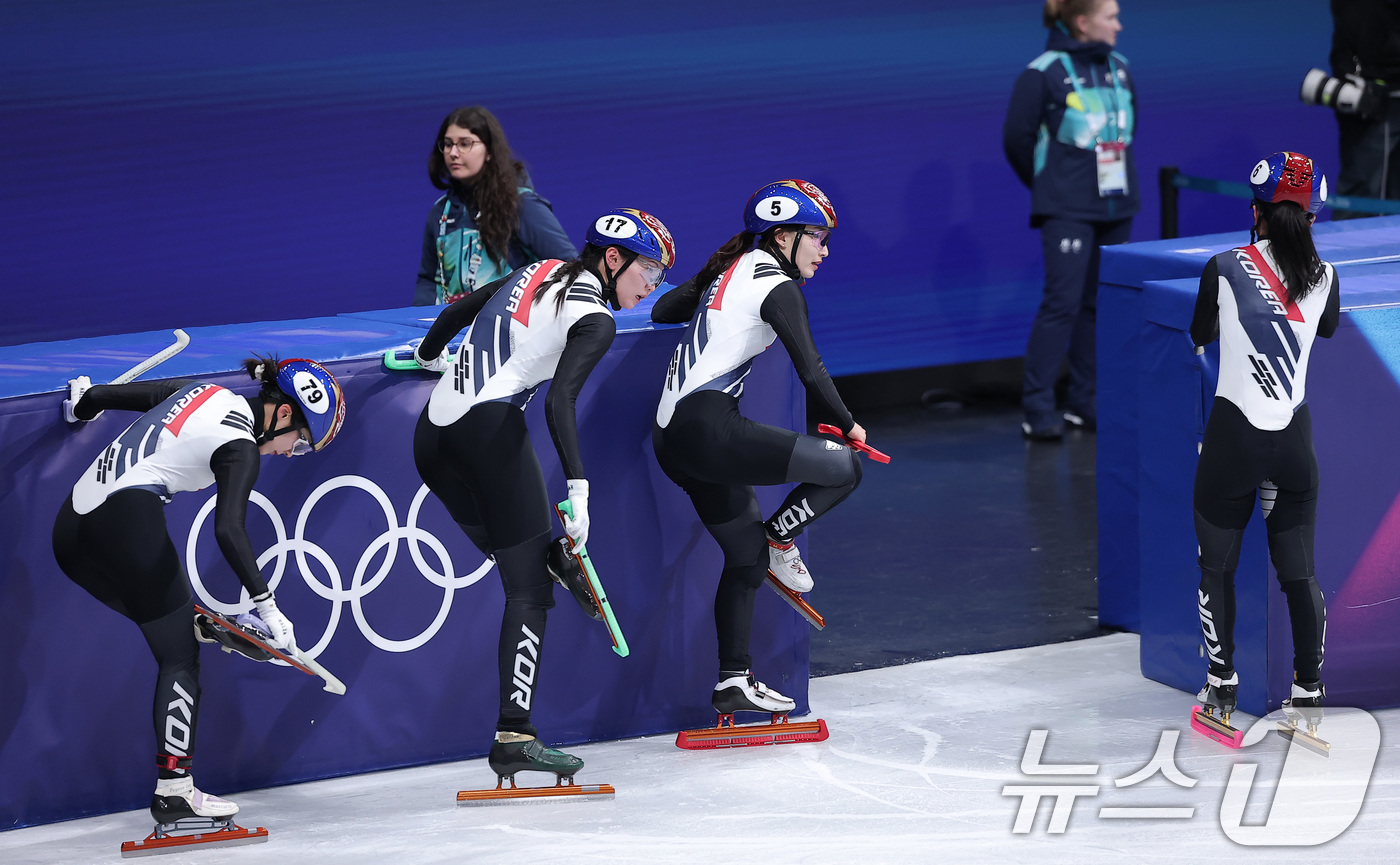 (밀라노=뉴스1) 김성진 기자 = 쇼트트랙 여자 대표팀이 14일(현지시간) 이탈리아 밀라노 아이스스케이팅 아레나에서 열린 2026 밀라노·코르티나담페초 동계올림픽 쇼트트랙 여자 3 …