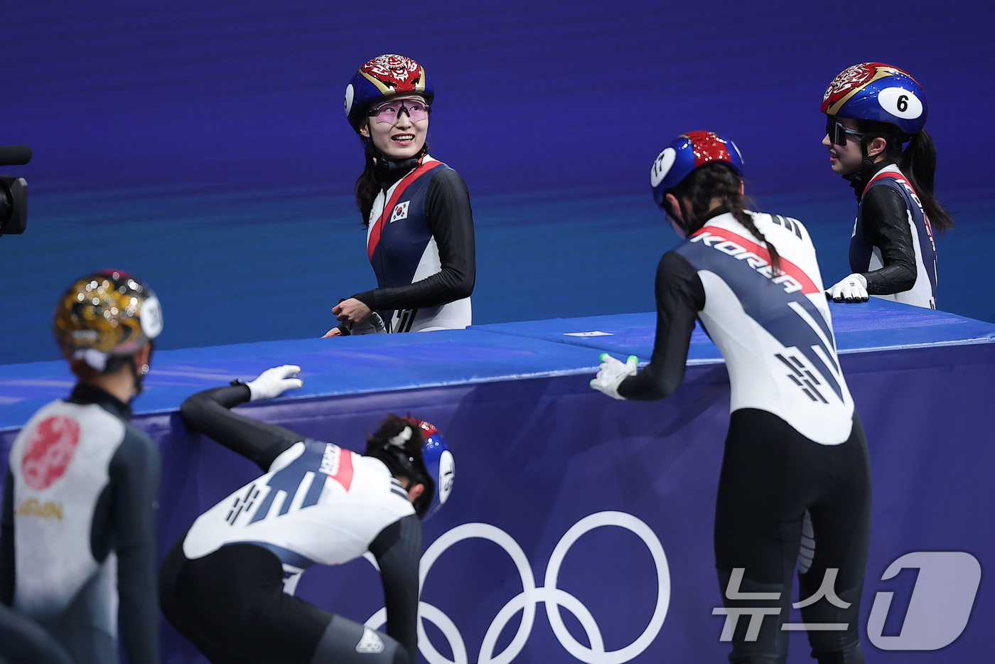 (밀라노=뉴스1) 김성진 기자 = 쇼트트랙 최민정과 김길리가 14일(현지시간) 이탈리아 밀라노 아이스스케이팅 아레나에서 열린 2026 밀라노·코르티나담페초 동계올림픽 쇼트트랙 여자 …