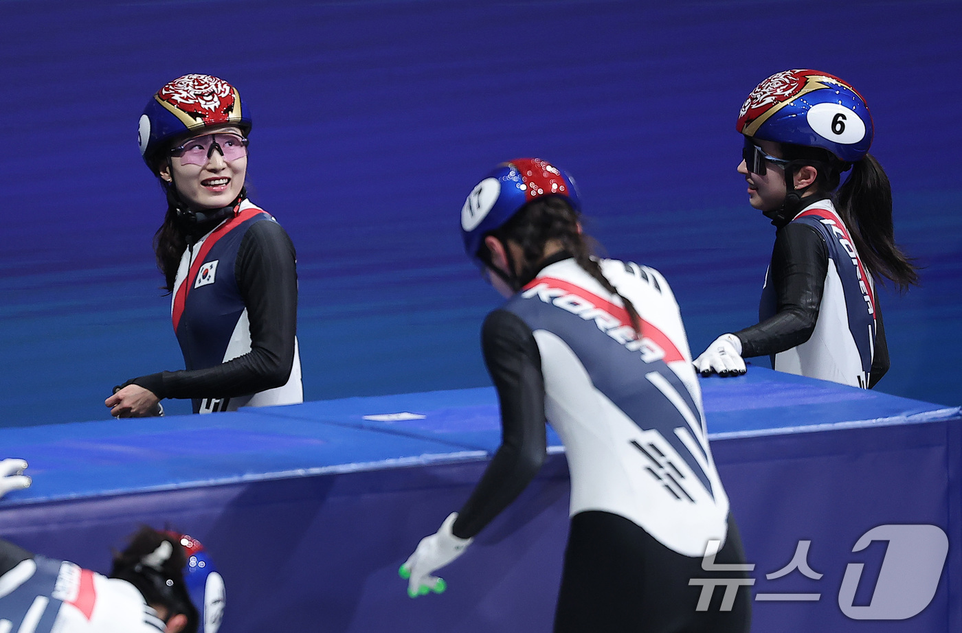 (밀라노=뉴스1) 김성진 기자 = 쇼트트랙 최민정과 김길리가 14일(현지시간) 이탈리아 밀라노 아이스스케이팅 아레나에서 열린 2026 밀라노·코르티나담페초 동계올림픽 쇼트트랙 여자 …