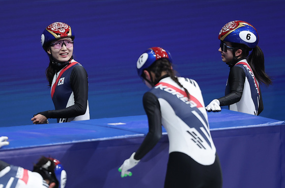 기록 확인하며 미소 짓는 최민정·김길리