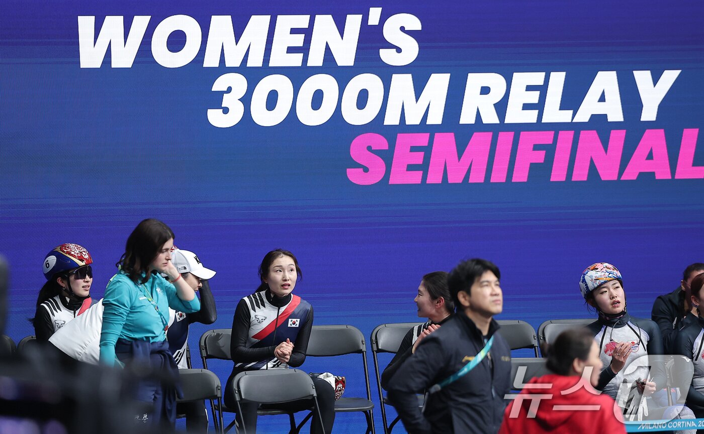본문 이미지 - 쇼트트랙 김길리(왼쪽부터), 최민정, 심석희가 14일(현지시간) 이탈리아 밀라노 아이스스케이팅 아레나에서 열린 2026 밀라노·코르티나담페초 동계올림픽 쇼트트랙 여자 3000m 계주 준결승에서 조1위로 결승에 진출한 후 대화하고 있다. 2026.2.15 ⓒ 뉴스1 김성진 기자