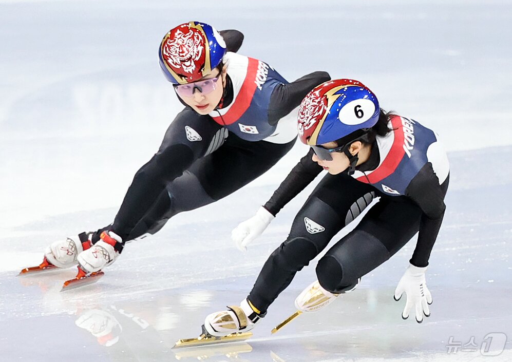 본문 이미지 - 쇼트트랙 최민정이 14일(현지시간) 이탈리아 밀라노 아이스 스케이팅 아레나에서 열린 2026 밀라노·코르티나담페초 동계올림픽 쇼트트랙 여자 3000m 계주 준결승에서 김길리와 교대하고 있다. 2026.2.15 ⓒ 뉴스1 김진환 기자