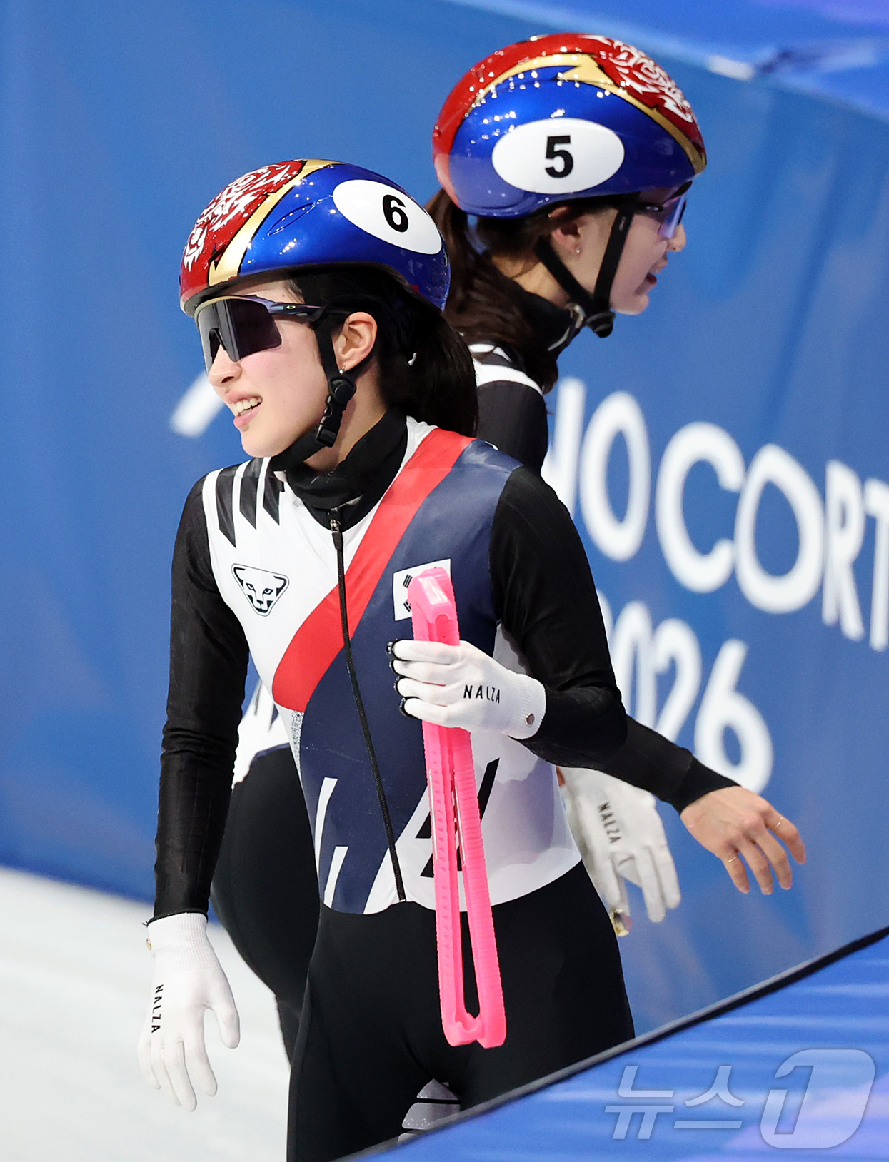 (밀라노=뉴스1) 김진환 기자 = 쇼트트랙 김길리와 최민정(오른쪽)이 14일(현지시간) 이탈리아 밀라노 아이스 스케이팅 아레나에서 열린 2026 밀라노·코르티나담페초 동계올림픽 쇼 …
