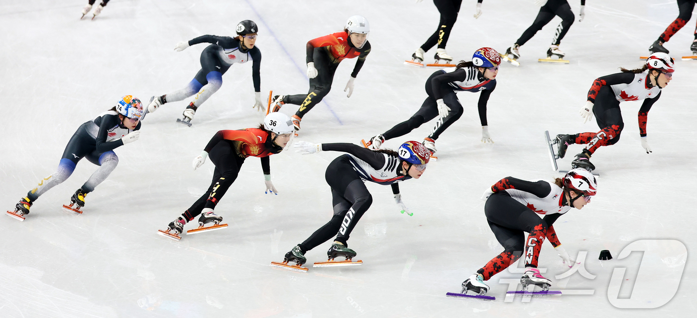 (밀라노=뉴스1) 김진환 기자 = 쇼트트랙 심석희(17번)가 14일(현지시간) 이탈리아 밀라노 아이스 스케이팅 아레나에서 열린 2026 밀라노·코르티나담페초 동계올림픽 쇼트트랙 여 …