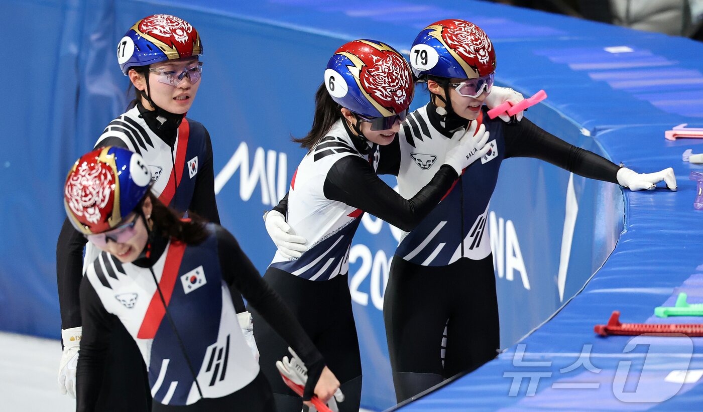 본문 이미지 - 쇼트트랙 심석희(왼쪽부터), 최민정, 김길리, 이소연이 14일(현지시간) 이탈리아 밀라노 아이스 스케이팅 아레나에서 열린 2026 밀라노·코르티나담페초 동계올림픽 쇼트트랙 여자 3000m 계주 준결승에서 1위로 결승선을 통과한 뒤 기쁨을 나누고 있다. 2026.2.15 ⓒ 뉴스1 김진환 기자