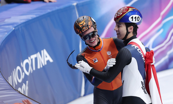 금메달 축하해주는 황대헌