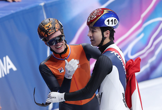 옌스 판트 바우트와 포옹하는 황대헌