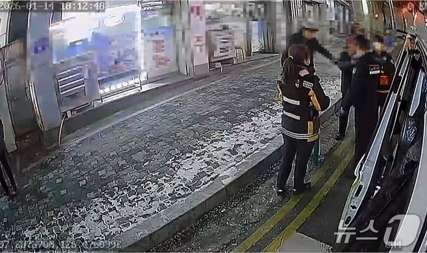 본문 이미지 -  119 구급대원을 폭행하는 주취자. (경기도소방재난본부 제공. 재판매 및 DB 금지) 2026.2.15/뉴스1