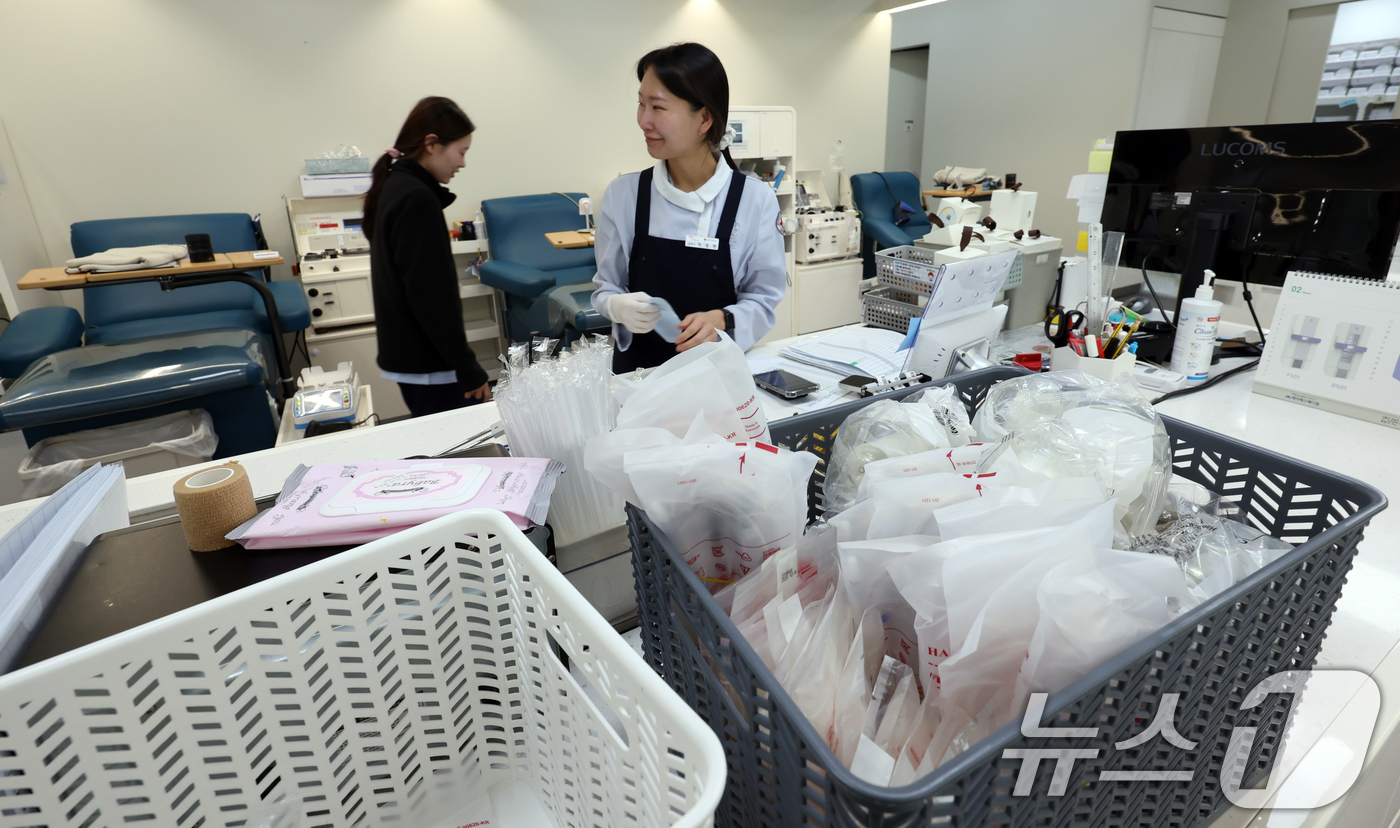 (서울=뉴스1) 김명섭 기자 = 설날 연휴와 이어지는 휴일인 15일 서울 종로구 헌혈의집 광화문센터에서 직원들이 업무를 보고 있다. 정부는 설 연휴 기간에도 혈액 수급에 차질이 없 …