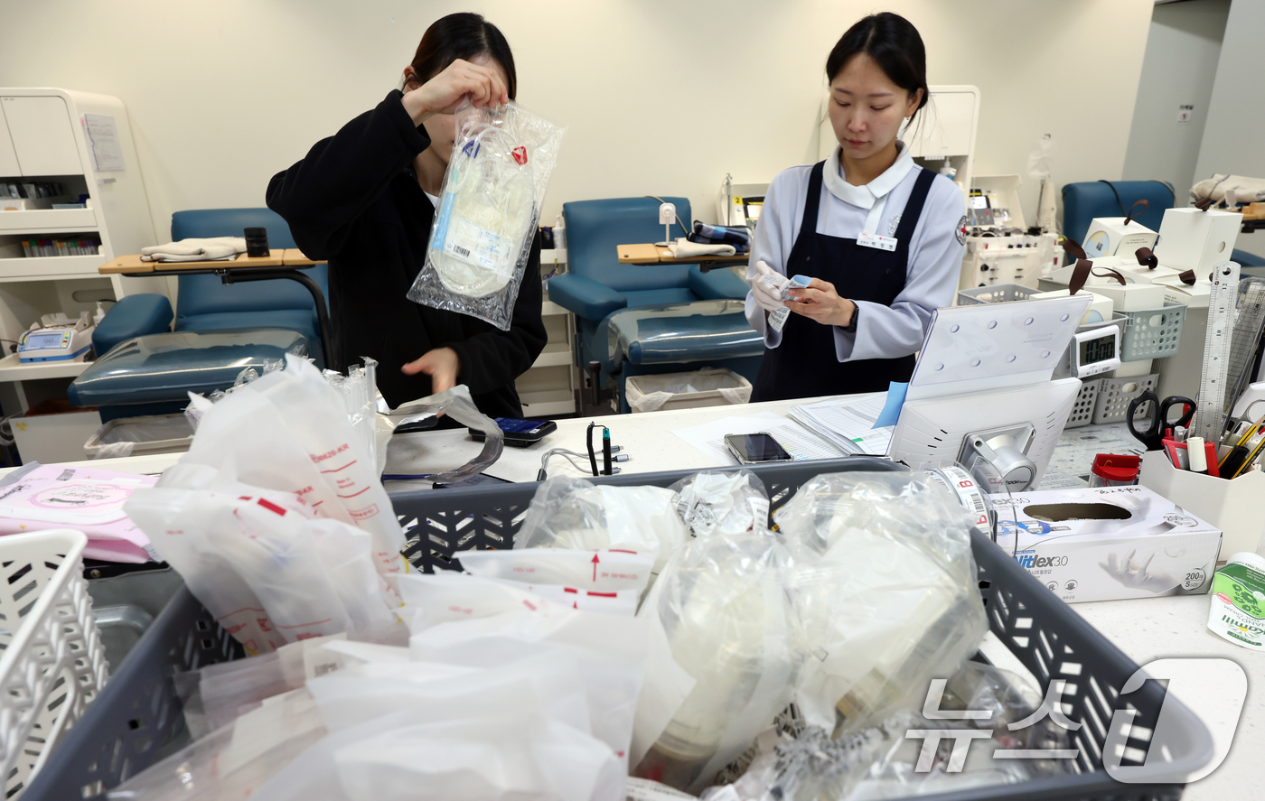 (서울=뉴스1) 김명섭 기자 = 설날 연휴와 이어지는 휴일인 15일 서울 종로구 헌혈의집 광화문센터에서 직원들이 업무를 보고 있다. 정부는 설 연휴 기간에도 혈액 수급에 차질이 없 …