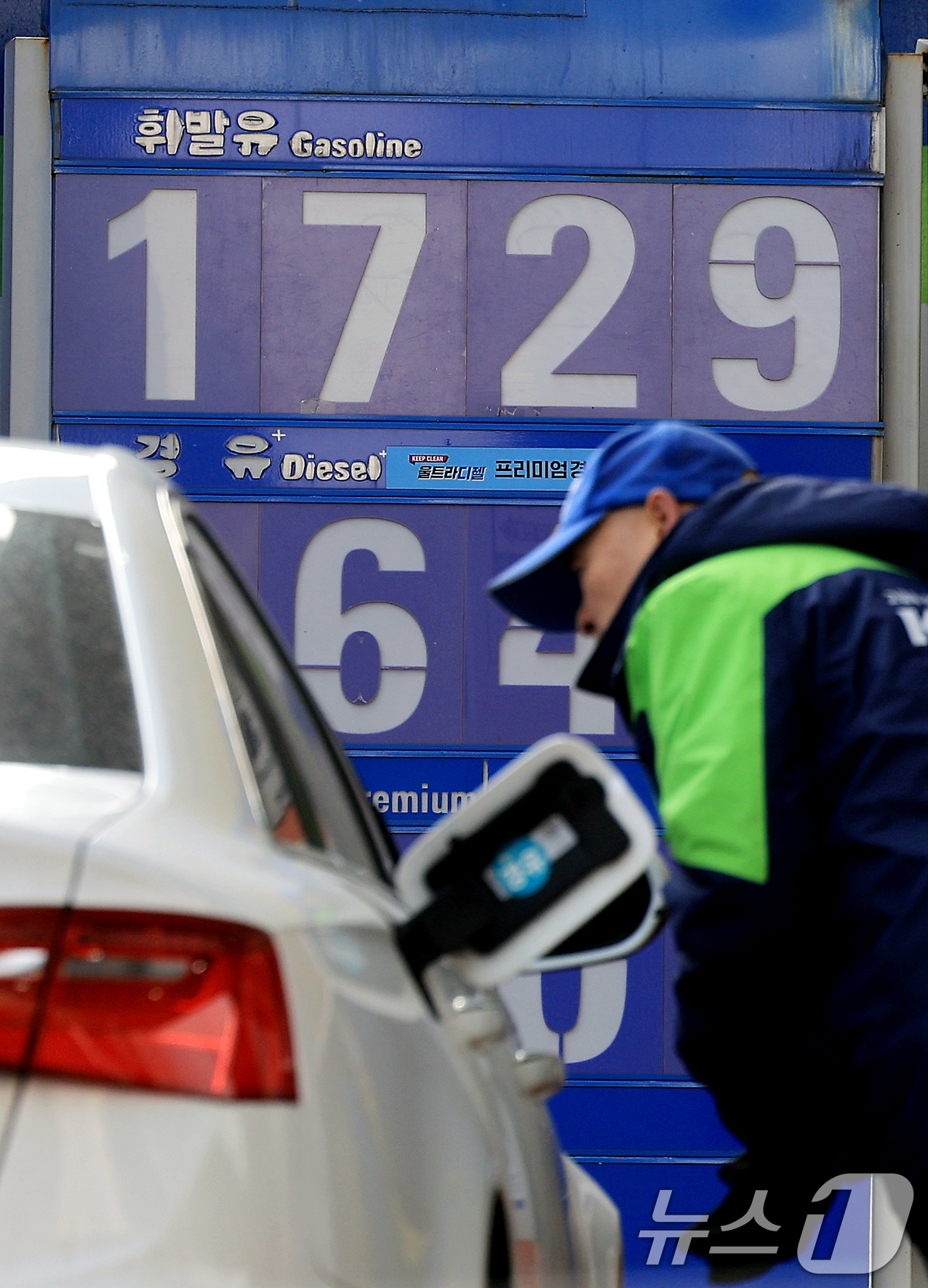 (서울=뉴스1) 이호윤 기자 = 한국석유공사 유가정보서비스 오피넷에 따르면 2월 둘째 주(8~12일) 전국 주유소 휘발유 평균 판매가격은 리터(ℓ)당 1686.2원으로 전주 대비 …