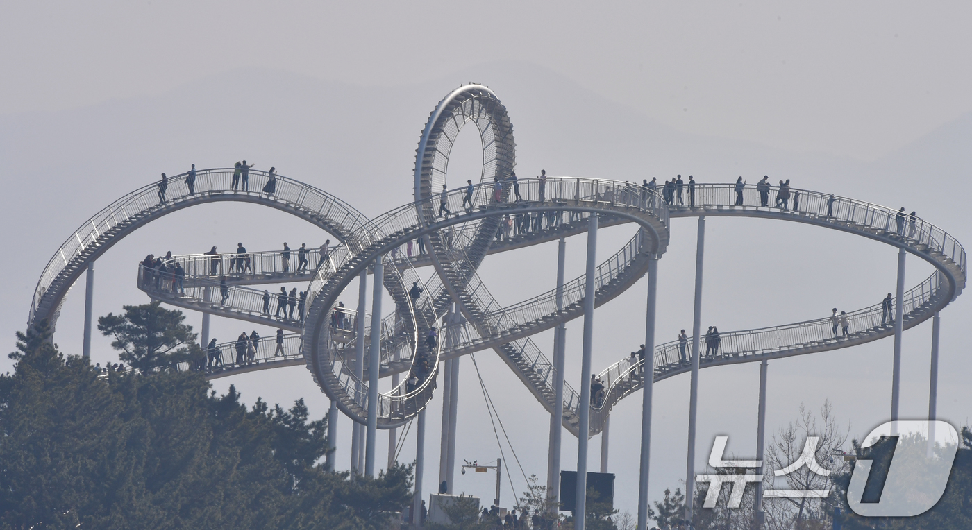 (포항=뉴스1) 최창호 기자 = 설 연휴 이틀째인 15일 경북 포항시 북구 스페이스워크에서 귀성객과 관광객들이 휴일을 즐기고 있다. 2026.2.15/뉴스1