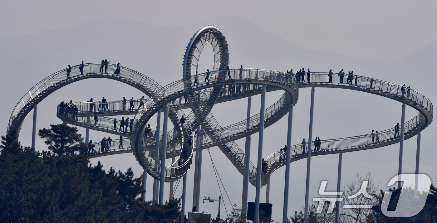 (포항=뉴스1) 최창호 기자 = 설 연휴 이틀째인 15일 경북 포항시 북구 스페이스워크에서 귀성객과 관광객들이 휴일을 즐기고 있다. 2026.2.15/뉴스1