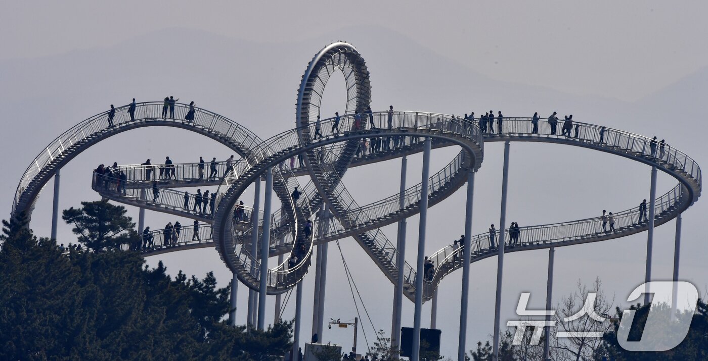 본문 이미지 - 설 연휴 이틀째인 15일 경북 포항시 북구 스페이스워크에서 귀성객과 관광객들이 휴일을 즐기고 있다. 2026.2.15 ⓒ 뉴스1 최창호 기자